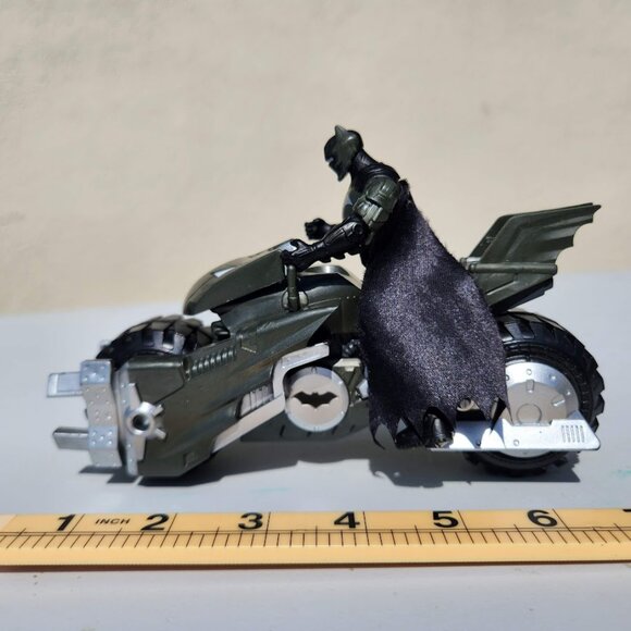 DC Comics Batman Batcycle Batmobile with Action Figure Motorcycle Action Figure - Picture 4 of 7